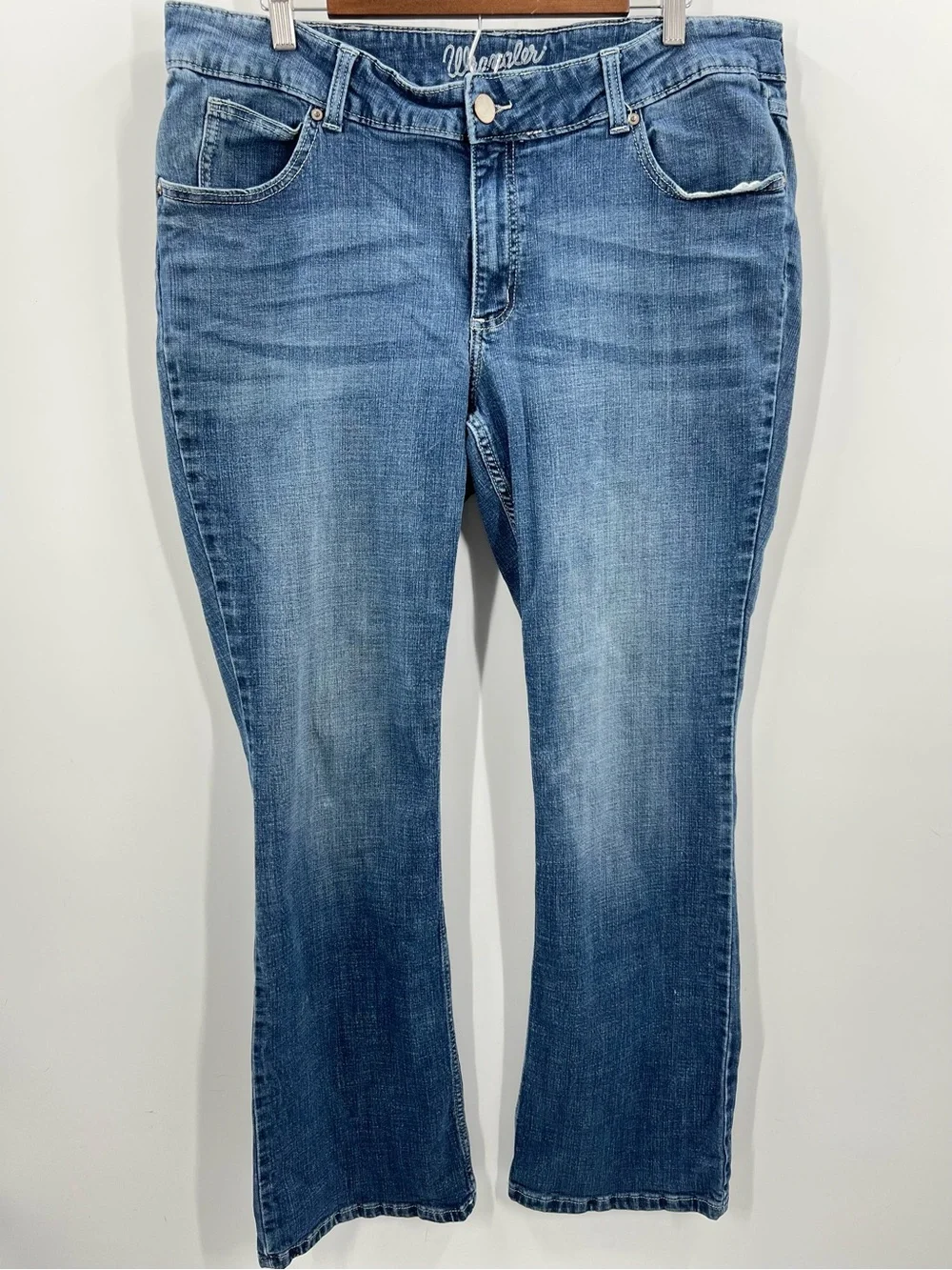 160 Wrangler Women’s Medium Wash Blue Boot Cut Jeans